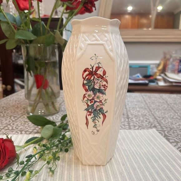 Belleek WINTER ROSE Vase - Christmas Collection 1999 Vintage Handmade in Ireland - Picture 1 of 8